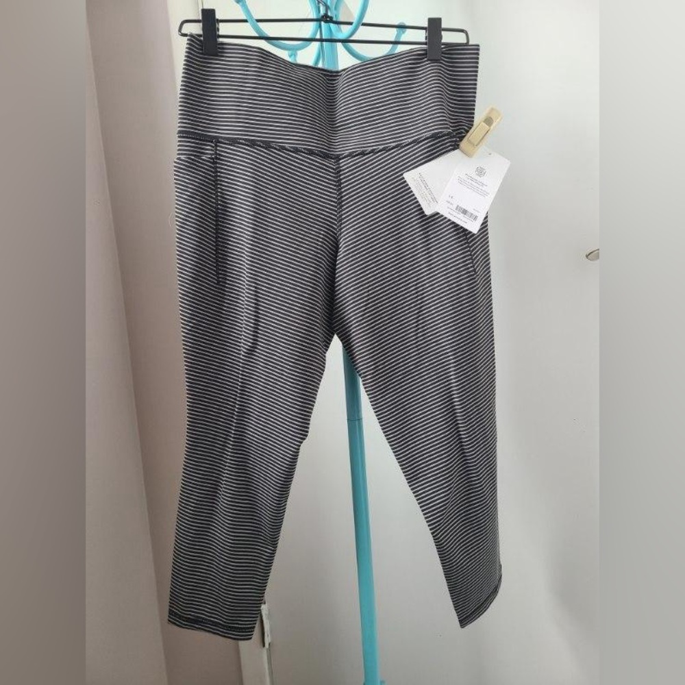 Athleta Black White Stripe Salutation Stash Pocket II Textured 7/8 Tight Large